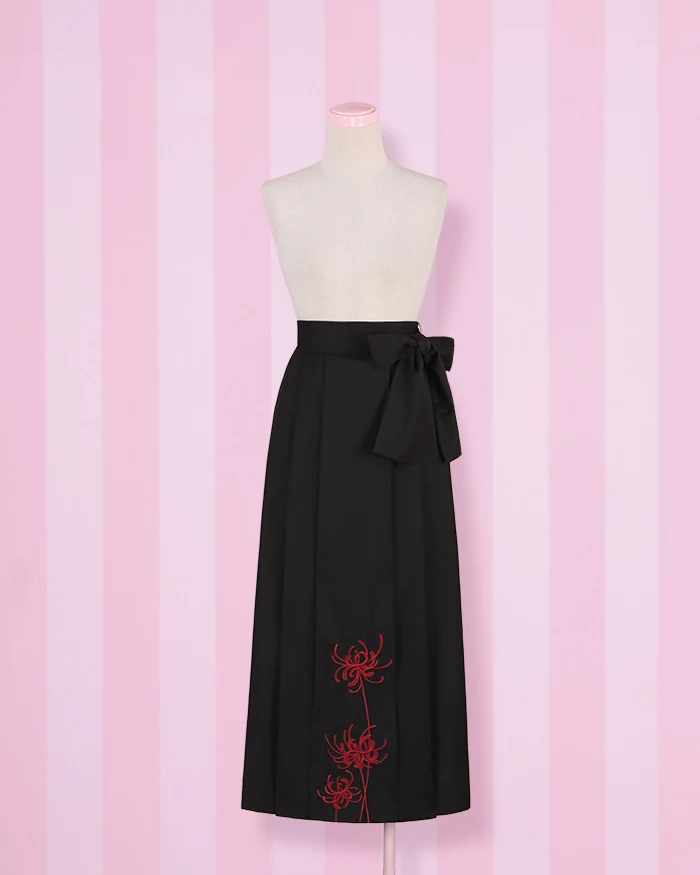 Длинная Плиссированная юбка в стиле японской ведьмы с вышитыми цветами из хиганбаны и поясом с бантом на талии; цвет красный, черный