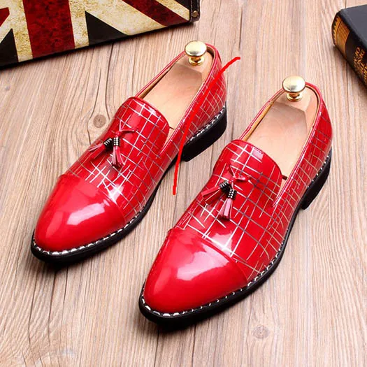 Красивые черные мокасины в британском стиле с острым носком из лакированной кожи; официальная красная итальянская мужская обувь; брендовые свадебные туфли с кисточками - Цвет: Red Elevator