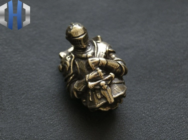 EDC Vintage Vicissitude Knight Brass Crusader Armor Warrior Knife Umbrella Rope Buckle Key Drop Knife Beads EDC Vintage Vicissitude Knight Brass Crusader Armor Warrior Knife Umbrella Rope Buckle Key Drop Knife Beads