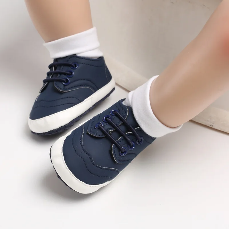 Новая однотонная темно-синяя повседневная обувь для маленьких мальчиков, кроссовки с мягкой подошвой для новорожденных, спортивная обувь для малышей, первые ходунки