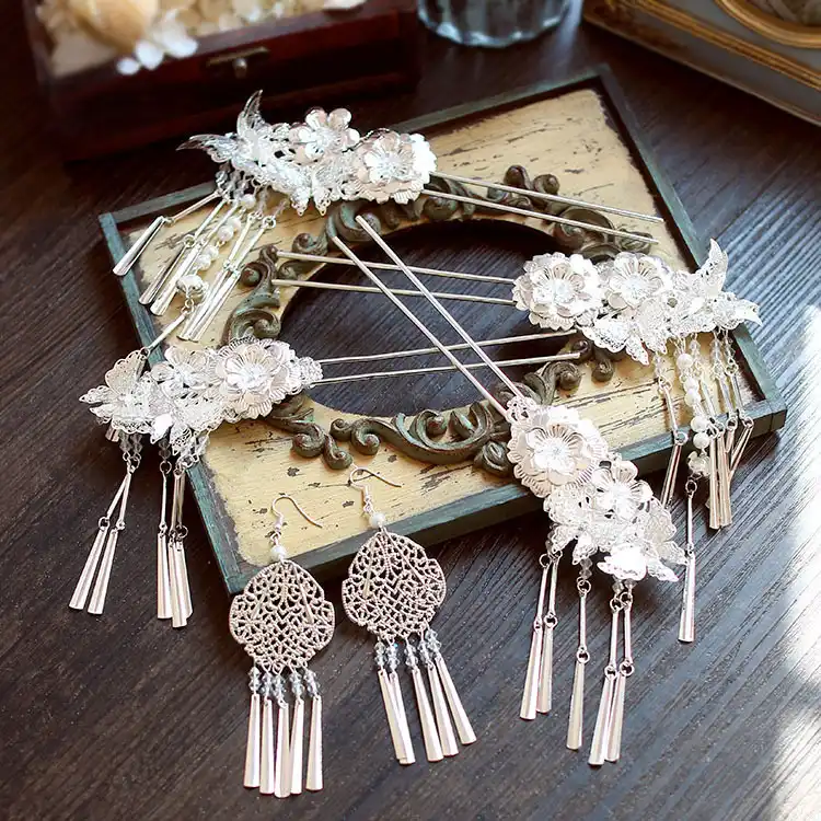 Classical Chinese Wind Bob Step Shake Suit Silver White Chinese