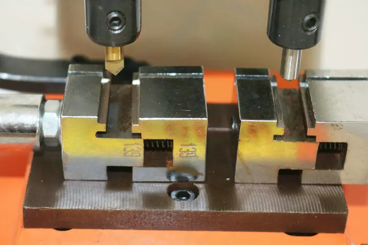 DeFu-998B-vertical-key-cutting-machine-For-Auto-Key-cutting-work-on-220v-50hz-to-make (2)