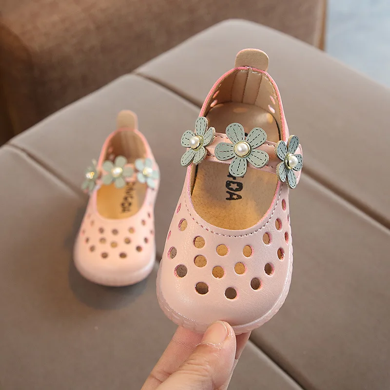 Новые летние сандалии с цветочным узором для девочек модные детские сандалии с мягкой подошвой для детей 1-2 лет, 3 года детская обувь с жемчужинами и вырезами на плоской подошве