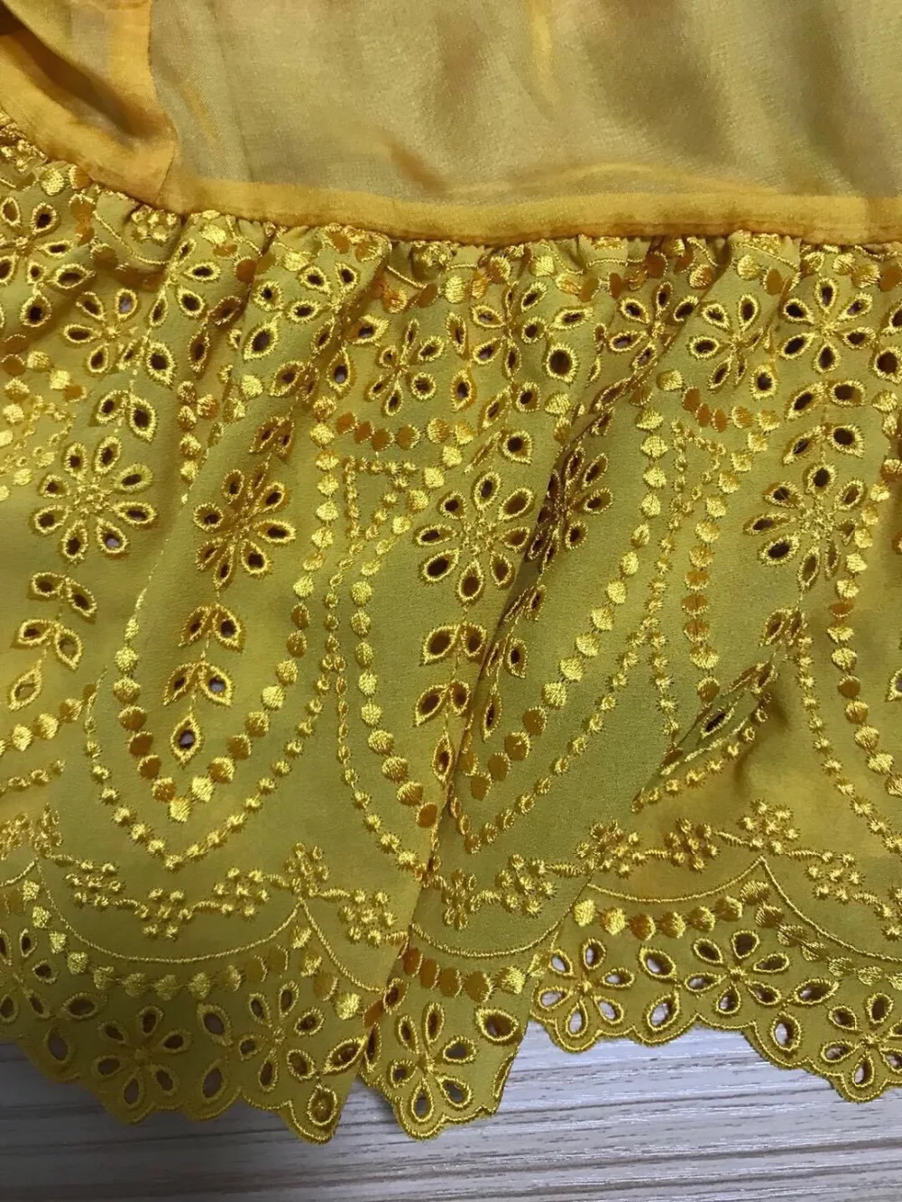 Короткий рукав с оборками с открытыми плечами выдалбливают Вышивка женское платье для торта складные Желтые Повседневные платья