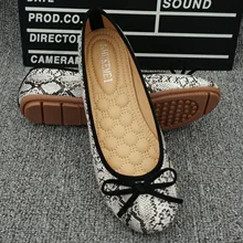 Тонкие туфли со змеиным узором в европейском стиле Туфли с круглым носком на плоской подошве повседневные корейские балетки обувь в горошек женская обувь больших размеров