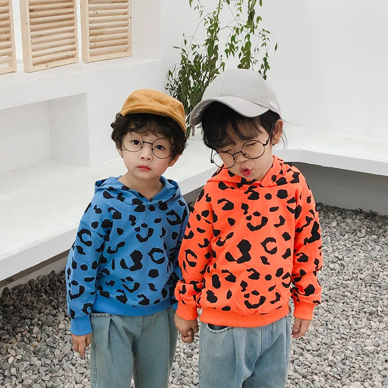Корейский стиль; весна г.; модные толстовки с леопардовым принтом для мальчиков и девочек; Детские хлопковые универсальные школьные Топы; одежда
