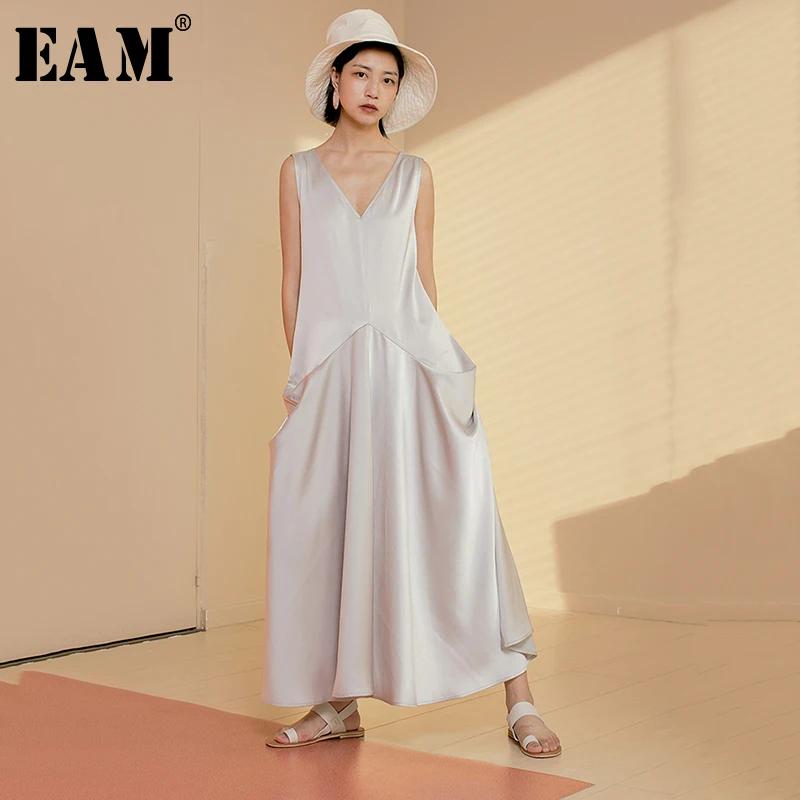 

[EAM] 2019 New Spring Summer V-Neck Sleeveless Gray Fold Split Joint Loose Long Temperament Dress Women Fashion Tide JX128