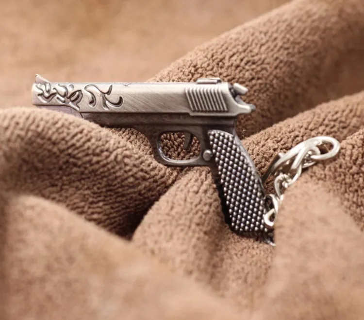 10 стилей пистолет оружие брелок ретро мини AUG AK47 винтовка револьвер Танк пистолет металлический брелок для унисекс крутые подарки модные ювелирные изделия