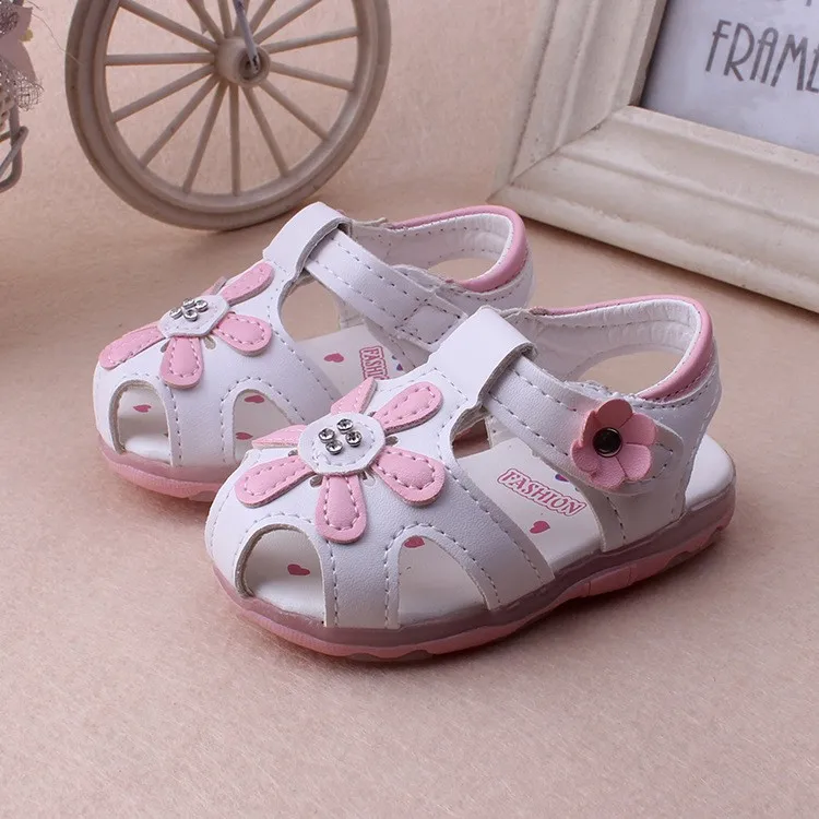 От 0 до 24 месяцев детская светящаяся обувь сандалии для девочек с цветами мягкая подошва обувь для новорожденных светящиеся Мокасины Первые ходунки