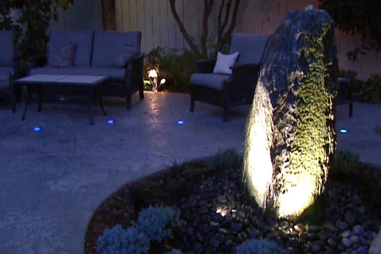 gby1905_3-landscape-lighting_s4x3.jpg.rend.hgtvcom.1280.960