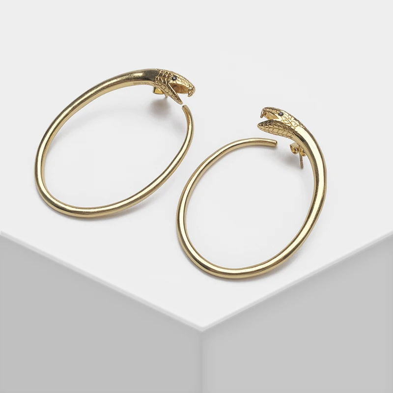 

Snakelike oval design with stylish metallic drop earrings