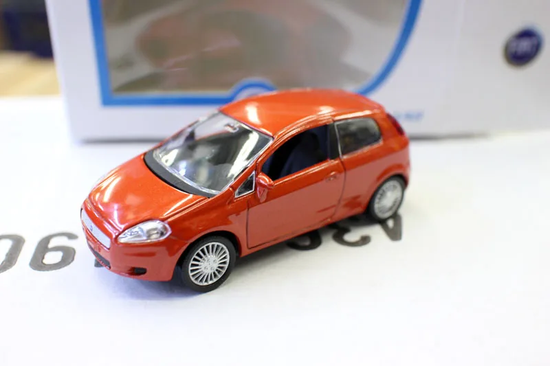 Оригинальная фабричная 1:43 FIA T PUNTO boutique игрушечные машинки из сплава для детей
