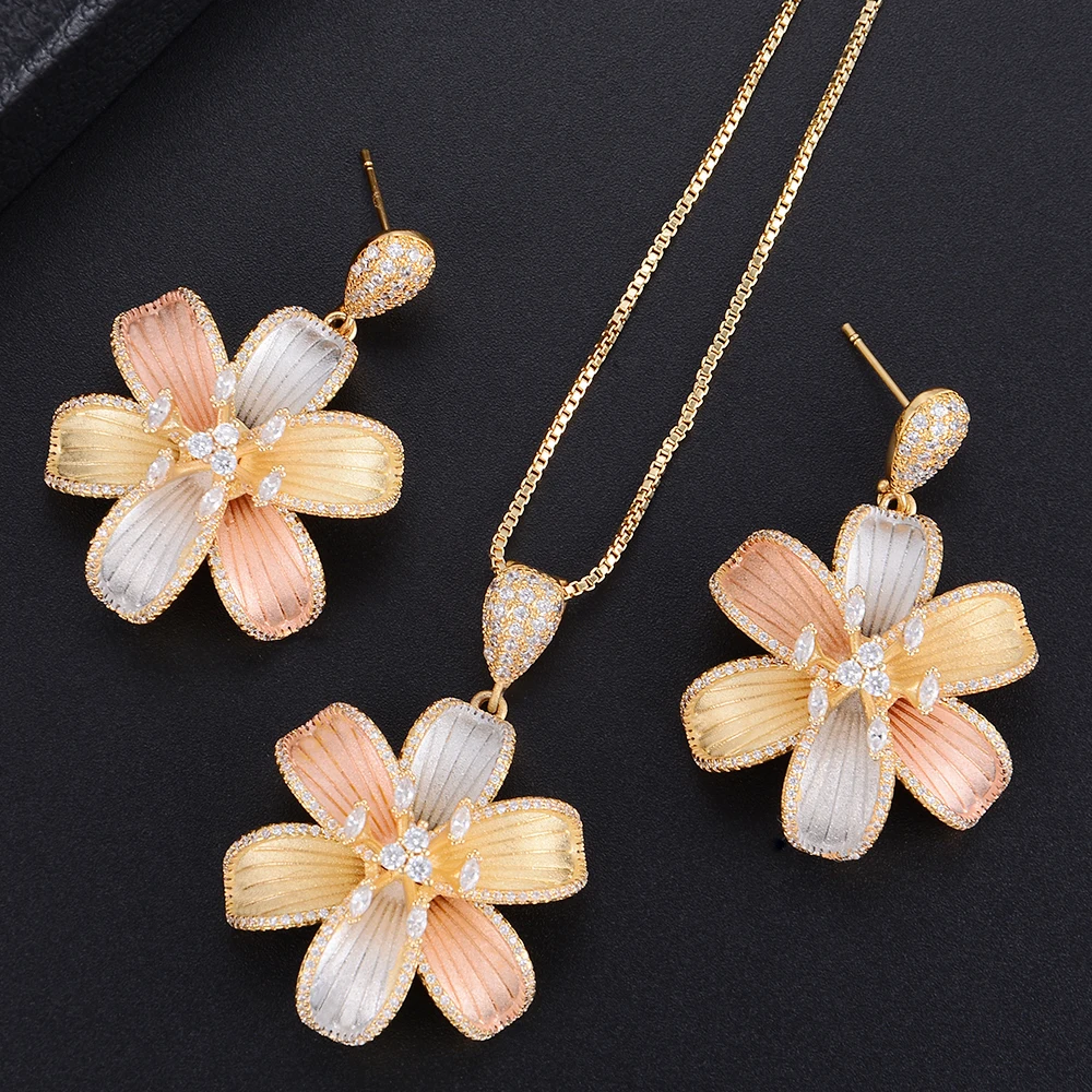 

Trendy Three Colors Flower Pendant Necklace And Dangle Earrings Sets For Women Wedding Engagement Jewlery