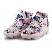 Новинка года; модная женская обувь на толстой подошве; камуфляжная Повседневная дышащая сетчатая обувь; женская обувь на шнуровке, увеличивающая рост