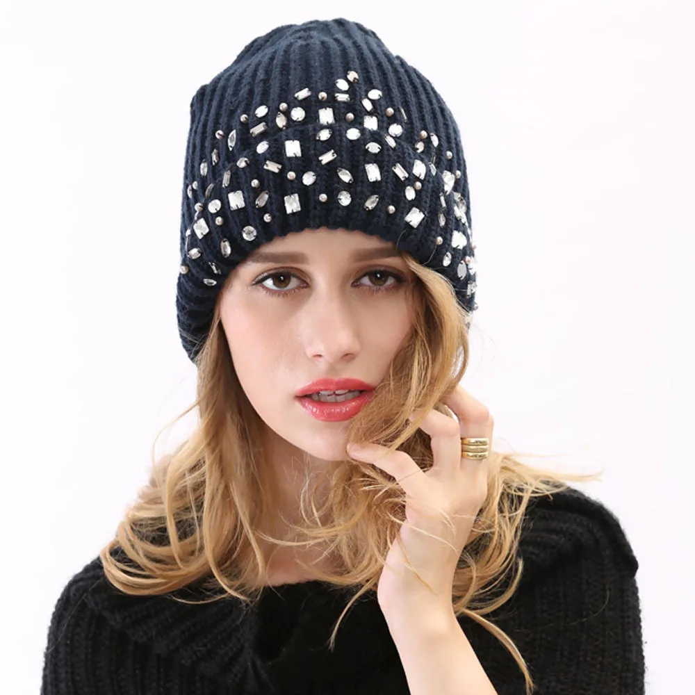 Мариэлла шапки. Как можно украсить шапку. Как можно украсить шапку. Украшение шапки для женщин. Шапка бини вязаная черная.