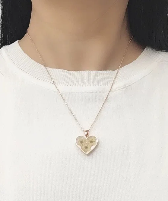 

Rose gold heart pendant necklace with dried flower