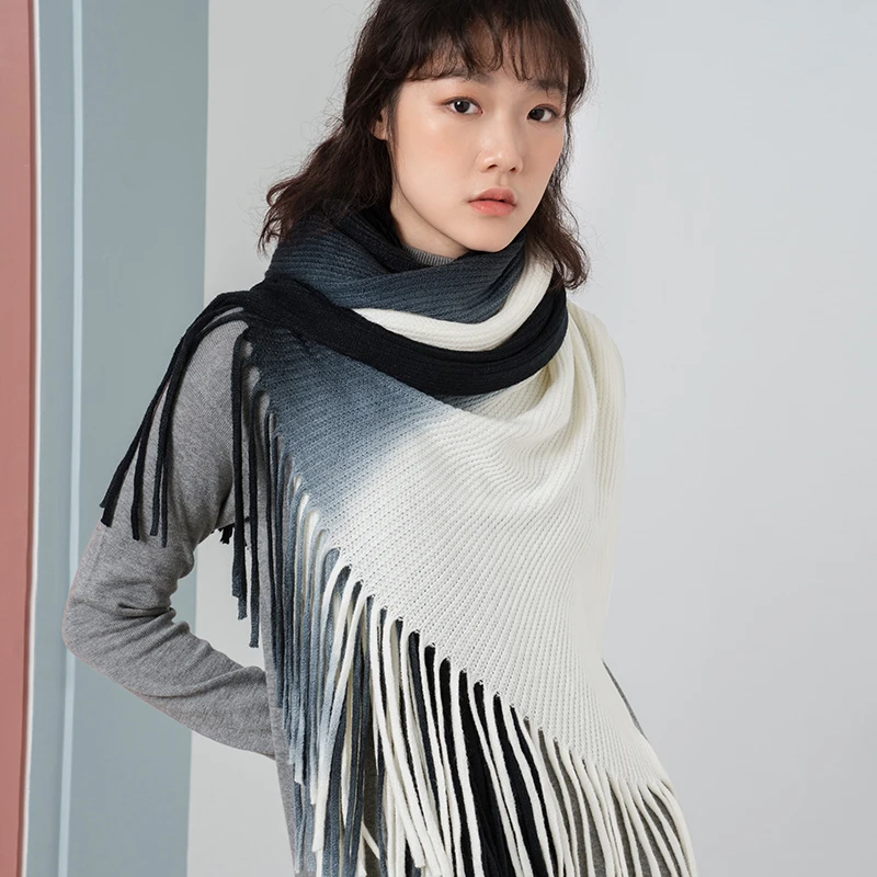 

INMAN 2018 Female Autumn And Winter Korean Thick Warm Fashion Gradient Contrast Color Tassel Scarf