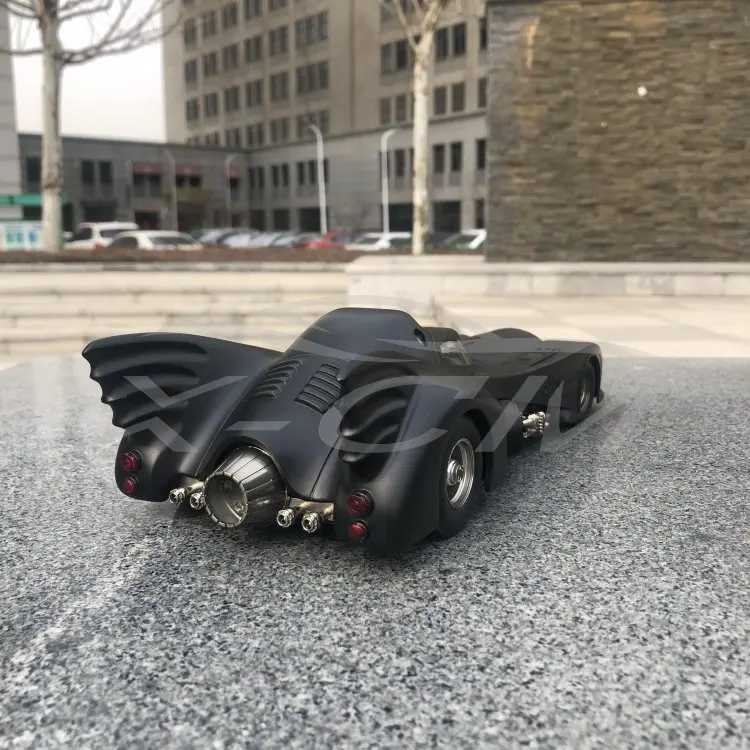 Литая модель автомобиля 1:18(черный)+ маленький подарок