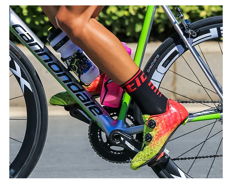 Santic 10 класс углеродное волокно велосипедная обувь мужская Сверхлегкая обувь для шоссейного велосипеда дышащая самофиксирующаяся профессиональная гоночная команда Велосипедная обувь