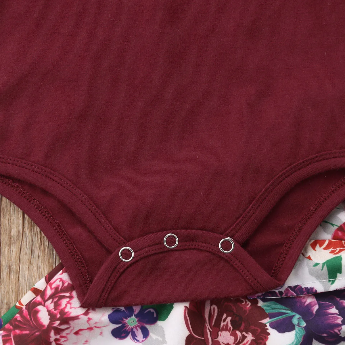 Комплект из 3 предметов для новорожденных девочек; коллекция года; красные Топы; Прочный Комбинезон; штаны с цветочным рисунком; повязка на голову; осенний комплект одежды