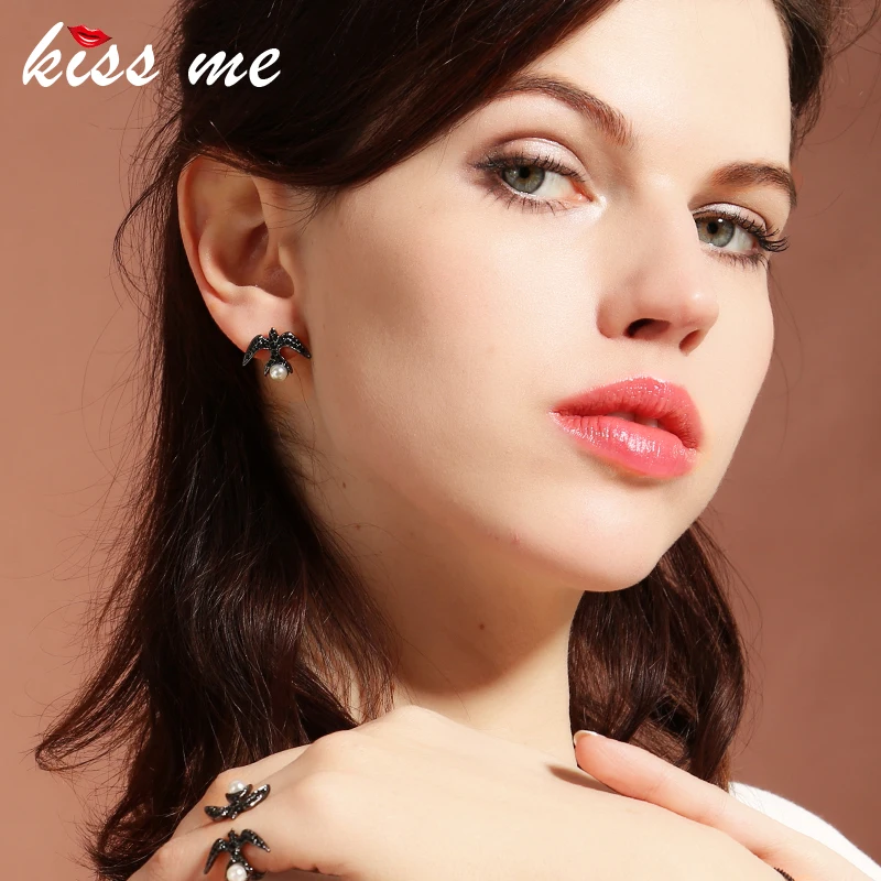 Женские серьги гвоздики с кристаллами KISS ME черные и белые акриловым жемчугом