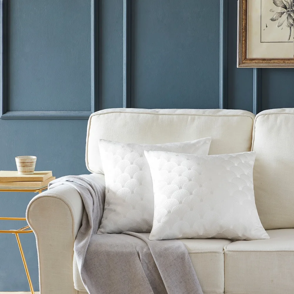 white throw pillows for bed