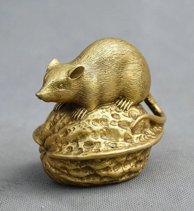 Китайская фэн-шуй Чистая медь латунь счастливый Зодиак животных мышь на грецком орехе статуя