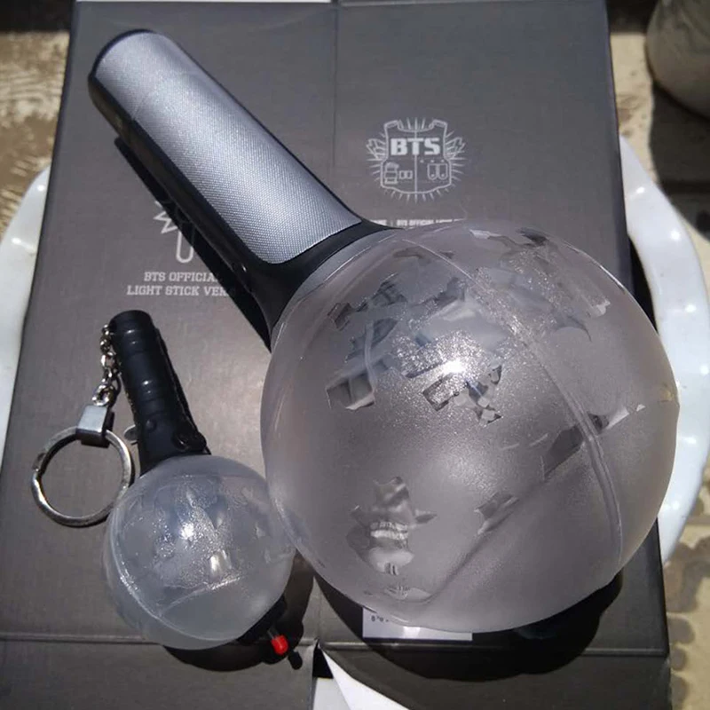 Prix pour K-pop Kpop Pare-balles Garçon Scouts BTS Album Bangtan Garçon Corée Armée Une Édition Limitée Ver. II Lampe De Concert Bâtons Lumineux Porte-clés Prix pour K-pop Kpop Pare-balles Garçon Scouts BTS Album Bangtan Garçon Corée Armée Une Édition Limitée Ver. II Lampe De Concert Bâtons Lumineux Porte-clés
