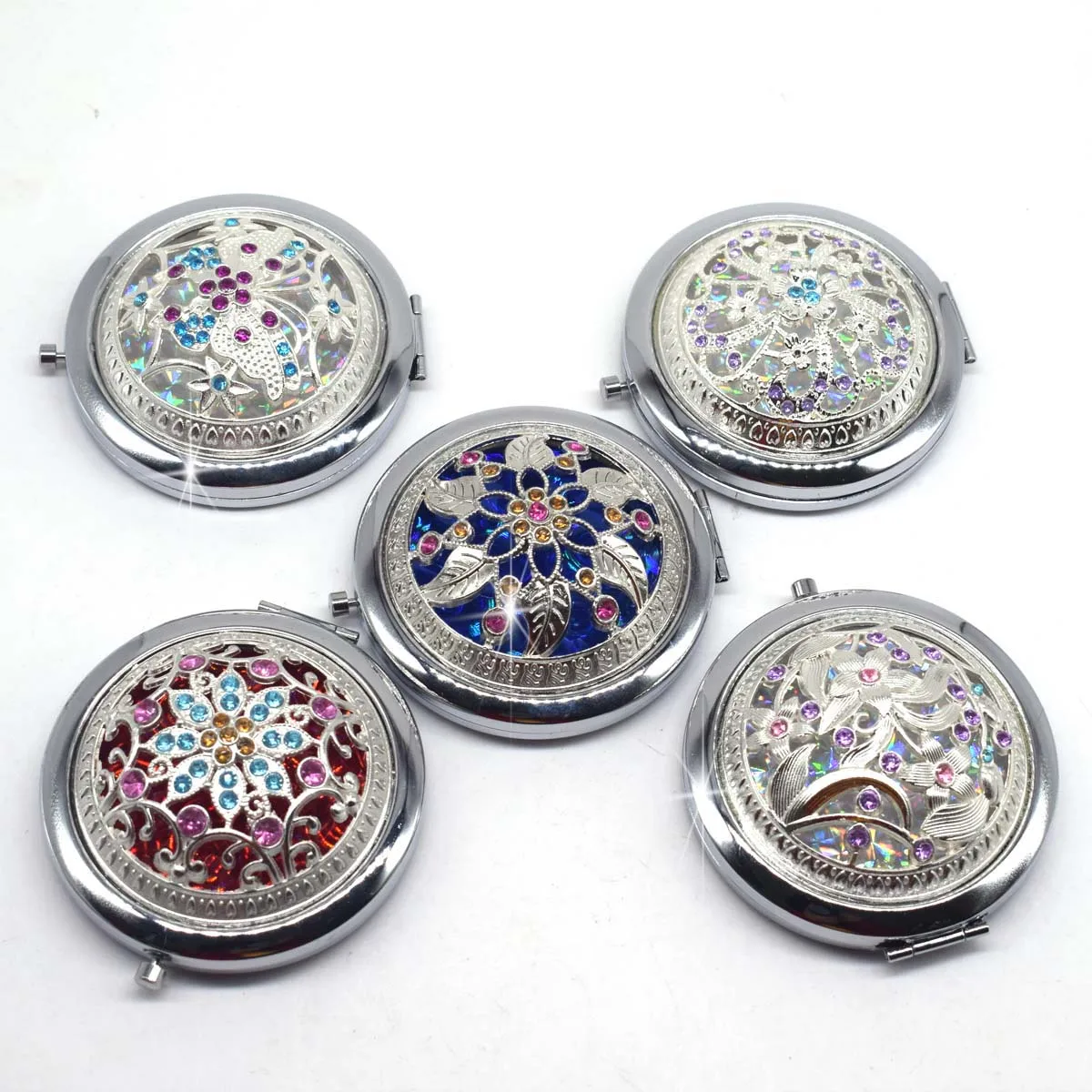 

Vintage Silver Hollow Pocket Mirror Mini Women Girls Metal Double-Side Folding Cosmetics Mirrors for Personalized Wedding Gifts