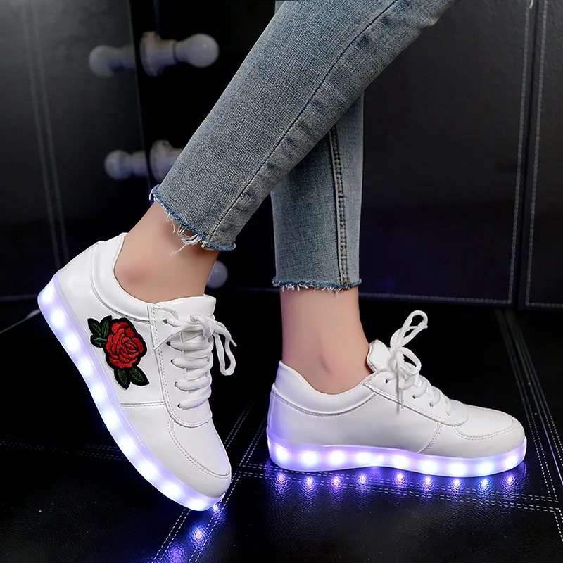 

2018 New Basket LED Shoes Casual Lovers Femme Kids Trainers Luminous Sneakers with Light Sole Glowing Shoes Infantil Female