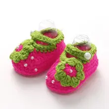 1 пара очаровательных мягких детских туфель для маленьких девочек, Клубничные цветы, жемчуг, ручная работа, вязаная обувь для малышей, детская обувь для кроватки 11 см