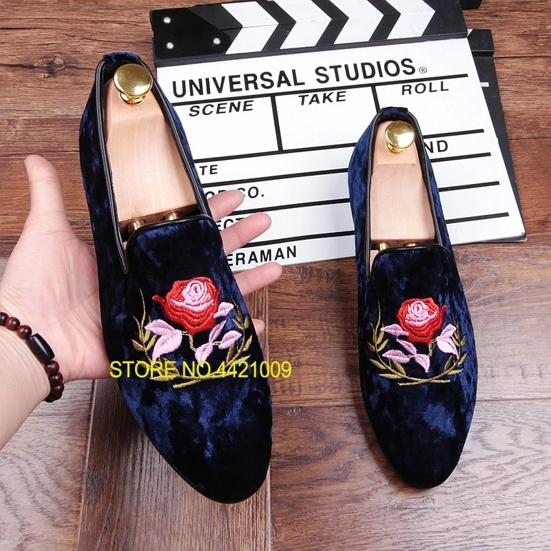 

Black Blue Velvet Dress Wedding Shoes Embroidery Lace Slip on Loafers Flats Hombre Sapatos 2018 New Vintage Driving Casual Shoes