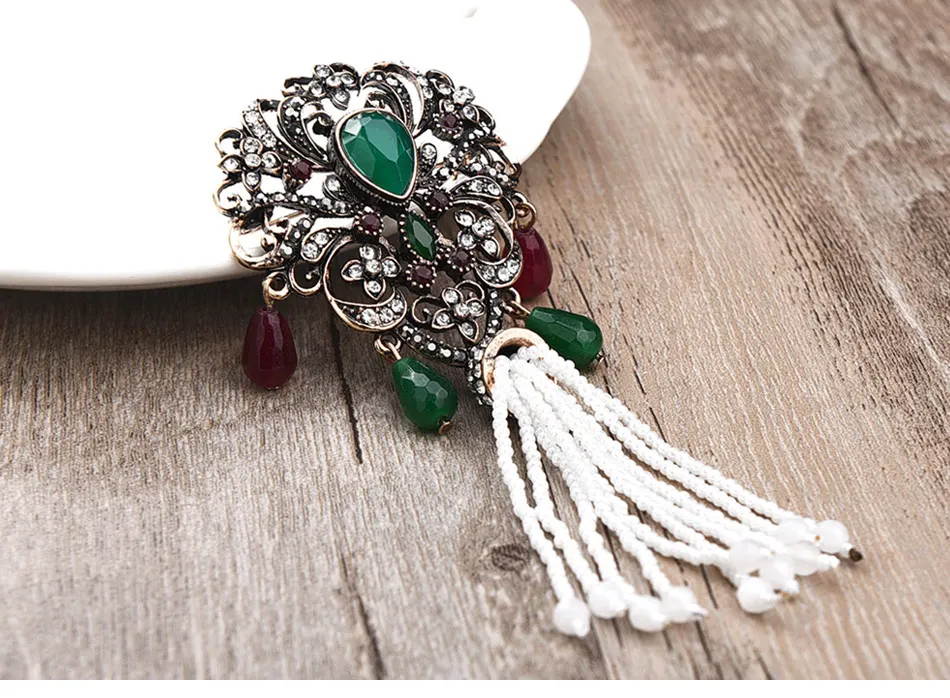 vintage-green-brooch-with-tassel-pendant_08