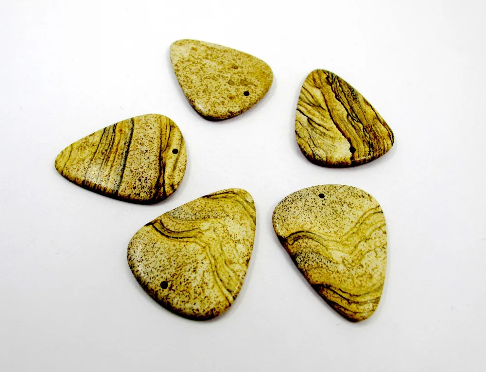 Гитара из камня. Медиатор из камня. Электрогитара гитара caparison. Струны гитары картинки. Камушек для гитары.