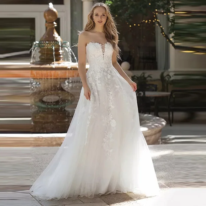 

Elegant A-Line Boho Beach Wedding Dresses Strapless Bridal Gowns Custom Vestido De Noiva With Lace Appliques Button Back