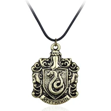 Бесплатная доставка, школьный значок Slytherin House Crest булавка, кулон, ожерелья в форме змеи, модные кожаные ювелирные изделия, аксессуары унисек...