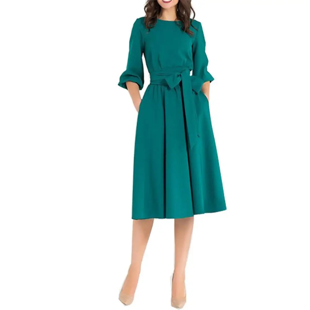 Черное платье ниже колена. Чёрное платье с рукавами. Платье женское расклешенное. Платье с длинным рукавом на резинке. Платье элегантное с рукавом.