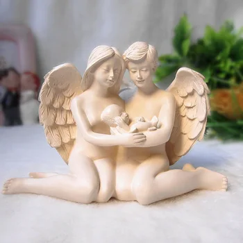 

Creative Resin Cupid Angel Couple Hold Baby Statue Happy Bride Family Desktop Art&Craft Decoration Office L3290