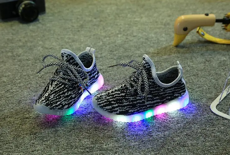2019 جديد تضيء 4 ألوان LED الرياضة الاطفال أحذية الخريف الأطفال عارضة الفتيان الدانتيل متابعة أحذية أنيقة المطاط أسفل 1-8 سنوات