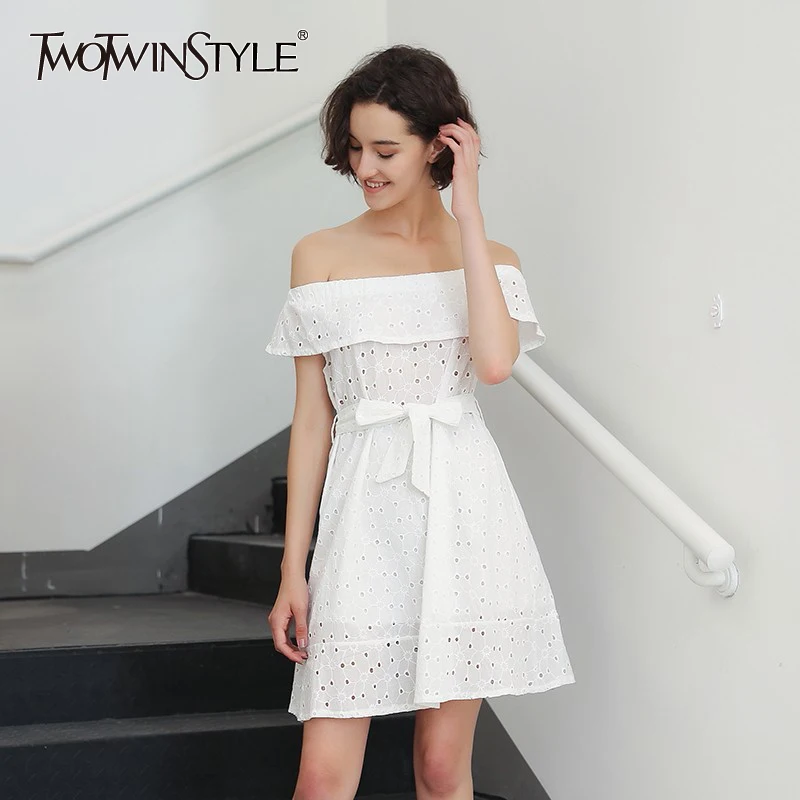 Женское мини платье TWOTWINSTYLE белое Повседневное с вырезом лодочкой и рюшами на