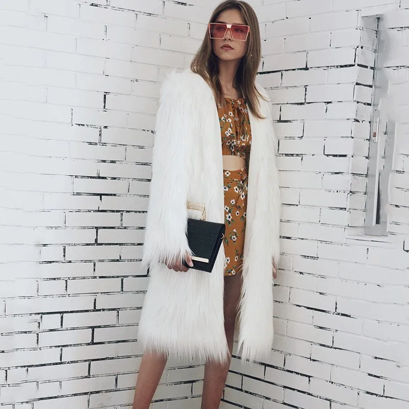 Шуба искусственная белая длинная. Белое пушистое пальто. Шуба белая искусственный мех длинная. Белое меховое пальто из искусственного меха длинное. Мохнатое пальто