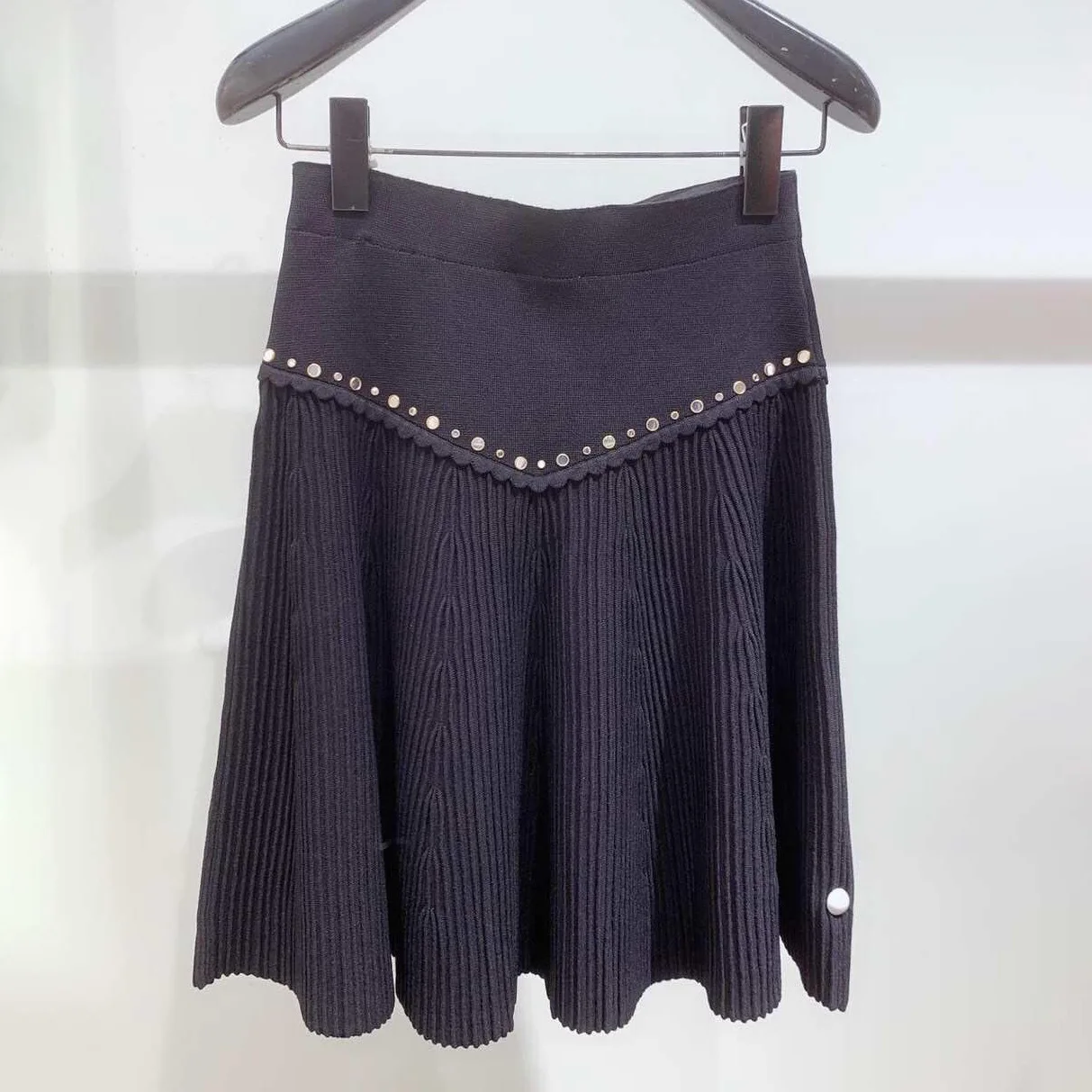 

2019 Spring Half Skirt New Product Pure Color Rivet Decoration Black High Waist A-character Short Skirt Knee-Length Clothes