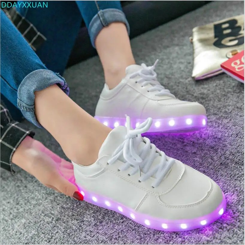 

Luminous Sneakers Casual Shoes Glowing Sneakers Big Kids Children Boys Girls LED Shoes with Light Up Sole Basket LED Slippers
