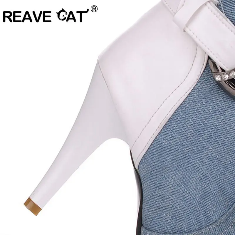 REAVE CAT/зимняя женская обувь из джинсовой ткани; осенние сапоги; сапоги до колена с острым носком и пряжкой; Модная Повседневная Теплая обувь черного цвета