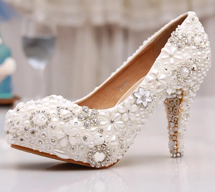 Роскошная свадебная обувь украшенная кристаллическими камнями ручного изготовления Белая свадебная обувь для невесты Блестящие туфли-лодочки с высокими 3–дюймовыми каблуками