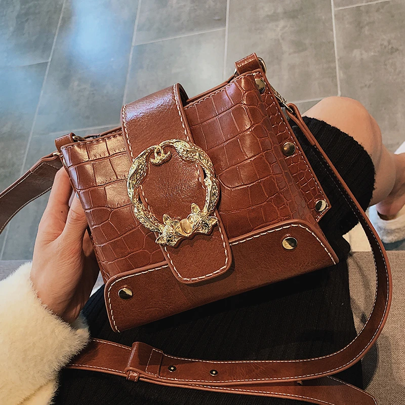 الحجر نمط دلو المرأة حقيبة جلدية مصمم الثعلب جولة قفل برشام الكتف التمساح Crossbody حقيبة اعوج الأزياء حقيبة يد الحجر نمط دلو المرأة حقيبة جلدية مصمم الثعلب جولة قفل برشام الكتف التمساح Crossbody حقيبة اعوج الأزياء حقيبة يد