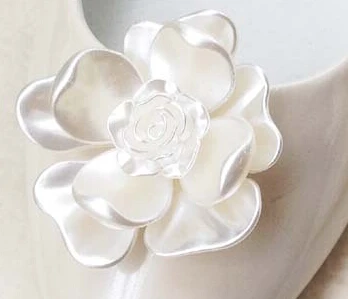2 шт./партия моды Nanyang shell ручной темперамент цветы белый жемчуг блеск Съемный зажим для обуви - Цвет: Three layers of peta