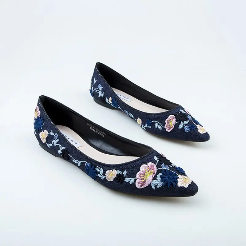 

2018 spring and autumn new national wind pointed flat shoes retro floral embroidery single shoes temperament fashion shoes.