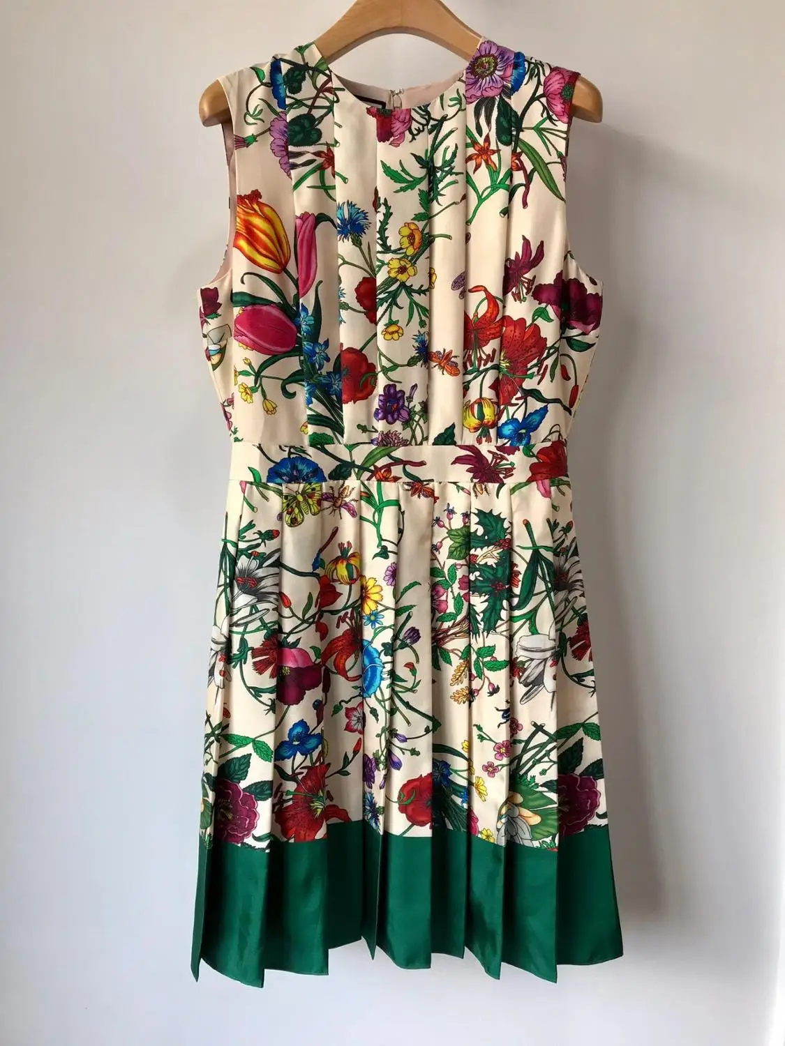 

2019 new ladies fashion sleeveless round neck silk print pleated dress 0622