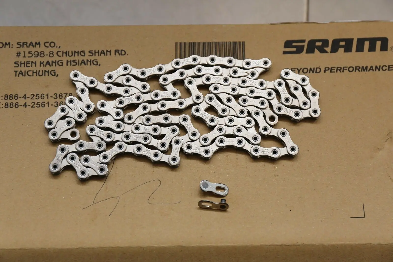 

SRAM PC-RED22 11Speed 114 Links Road Bike Chain with PowerLink - Silver